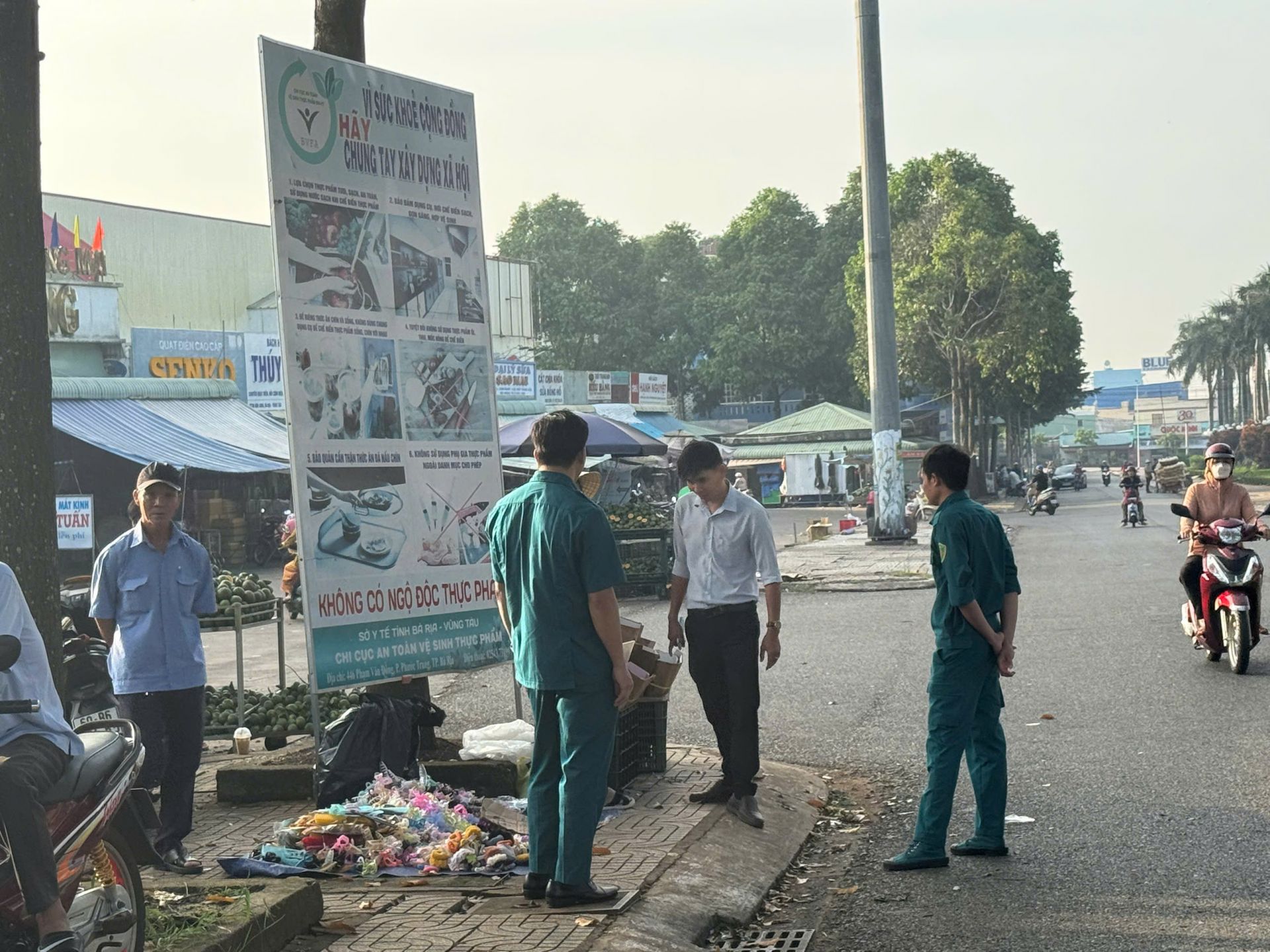 Kim Long ra quân lập lại trật tự, xử lý lấn chiếm vỉa hè, hành lang an toàn giao thông