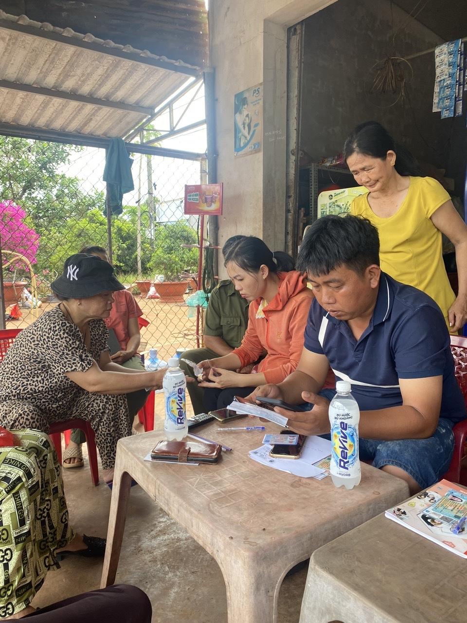 CÔNG AN THỊ TRẤN KIM LONG RA QUÂN PHỐI HỢP CÀI ĐỊNH DANH ĐIỆN TỬ MỨC 2 VÀ TÍCH HỢP THẺ BẢO HIỂM Y TẾ