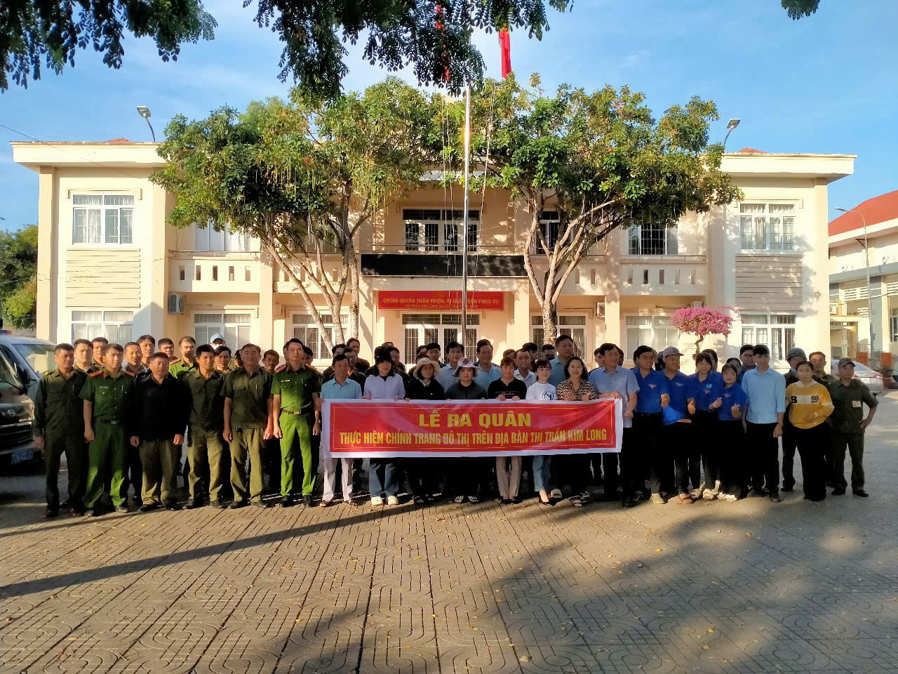  ĐỒNG LOẠT RA QUÂN TRỒNG, CHĂM SÓC CÁC TUYẾN ĐƯỜNG HOA VÀ CHỈNH TRANG ĐÔ THỊ VÀO LÚC 07 GIỜ 30 PHÚT, NGÀY 07/6/2025 (SÁNG THỨ BẢY) TRÊN ĐỊA BÀN THỊ TRẤN KIM LONG