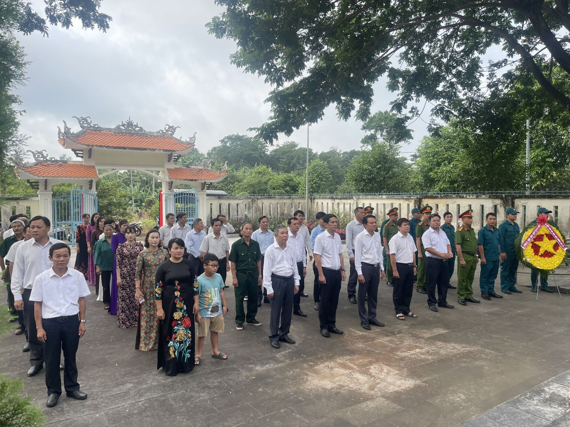 Viếng Tượng đài Thanh niên xung phong nhân kỷ niệm 77 năm Ngày Thương binh- Liệt sĩ (27/7/1947- 27/7/2024)